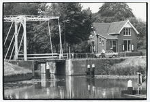404965 Gezicht op de voormalige brugwachterswoning Kanaalweg 89 te Utrecht, met links de ophaalbrug over de Leidsche Rijn.